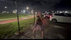 Yo y mi amiga les dieron nuestro coño en el pelo a varios hombres desconocidos en medio de la calle con todos mirando