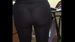 Contrato una empleada de limpieza y la muy zorra viene con leggins transparentes y un hilo