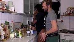 Ebony nicole kitt se la follan en la cocina hasta que eyacula